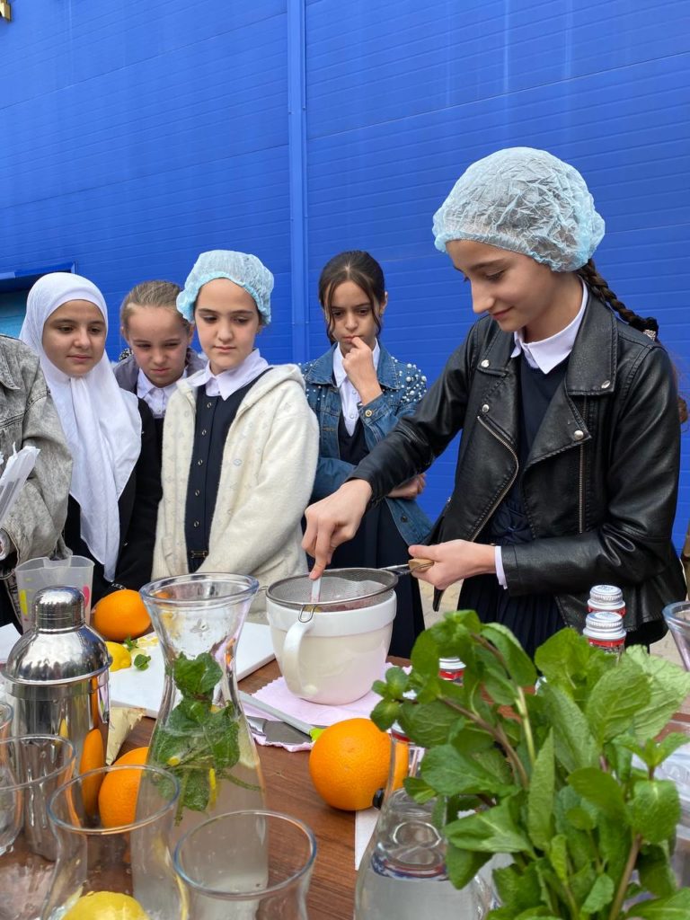 photo 2023 11 13 20 31 40 По приглашению руководства завода минеральных вод «Ачалуки» сотрудники Центра опережающей профессиональной подготовки Республики Ингушетия провели наглядную демонстрацию возможностей применения продукции завода в ресторанном бизнесе